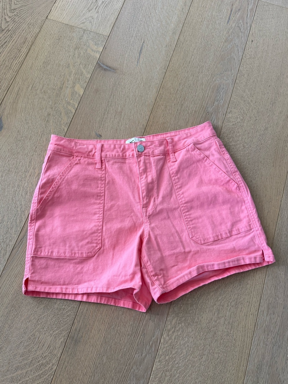 Seven7 Weekend Utility Shorts in a Vibrant Pink/Coral Size 8